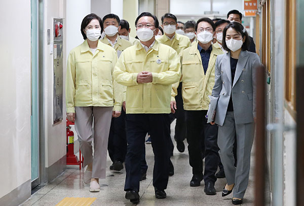 김부겸 국무총리가 14일 학교 방역 현장점검을 위해 양천구 목동 신목중학교를 방문, 학교시설을 점검하고 학생 수업을 참관하고 있다 / ⓒ국무조정실