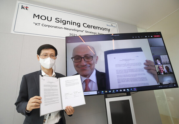 김형욱 KT 미래가치추진실장 부사장(왼쪽)과 레온 액치안 뉴로시그마 최고경영자(오른쪽 모니터 화면)가 비대면 업무협약식을 개최했다. ⓒKT
