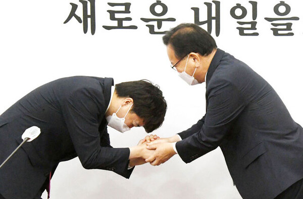 이준석 국민의힘 대표가 16일 서울 여의도 국회에서 인사차 방문한 김부겸 국무총리와 인사를 나누고 있다 / ⓒ뉴시스