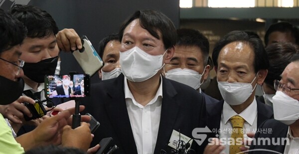 윤석열 전 검찰총장이 9일 오후 서울 중구 남산예장공원에서 열린 우당 이회영 기념관 개관식에 참석하기 위해 이동하며 취재진들에  둘러싸여 있다. 사진 / 이강산 기자