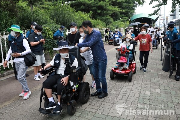전국장애인차별철폐연대 관계자들이 국회담벼락 돌기 행진을 하기 위해 이동하고 있다. [사진 / 오훈 기자]