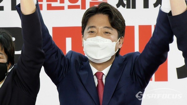 지난 11일 새로 선출된 이준석 국민의힘 대표가 만세를 부르고 있다. 사진 / 권민구 기자