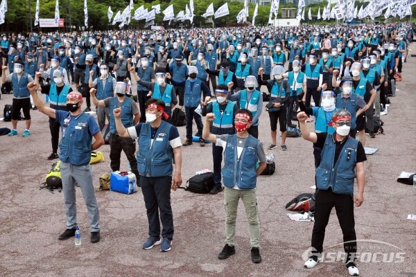 사회적 합의 이행을 촉구하는 택배노동조합 노동자들이 6월 15일 오후 서울 영등포구 여의도공원에서 1박 2일 상경투쟁을 하고 있다 / ⓒ시사포커스DB