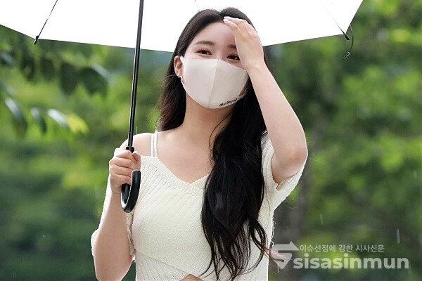 브레이브걸스 민영이 라디오 방송에 참석하고 있다. [사진 / 오훈 기자]