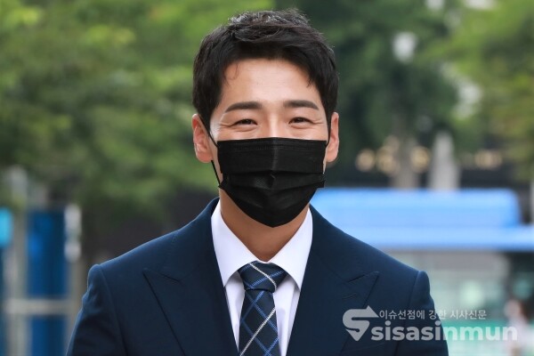 가수 박군이 라디오 방송에 참석하고 있다. [사진 / 오훈 기자]