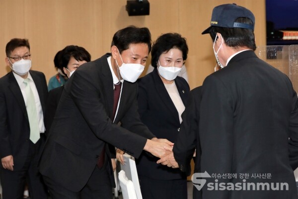 오세훈 서울시장이 보훈단체 대표자들과 인사를 나누고 있다. [사진 /오훈 기자]