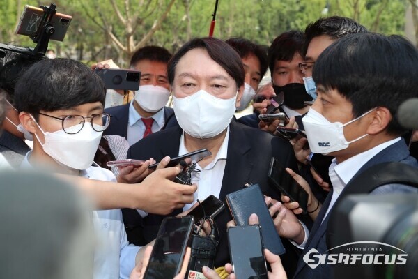 윤석열 전 검찰총장이 지난 9일 오후 서울 중구 남산예장공원 및 이회영 기념관 개장식에 참석해 취재진의 질문에 답하고 있다. [사진 / 오훈 기자] 