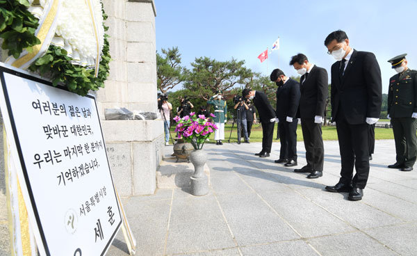 오세훈 서울시장이 6.25전쟁 71주년인 25일 국립서울현충원에서 호국 형제의 묘를 찾아 상이군인 하재헌 장애인 조정선수, 이주은 현 해병 대위, 모델 이찬호 씨와 참배하고 있다 / ⓒ서울시