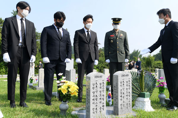 오세훈 서울시장이 6.25전쟁 71주년인 25일 국립서울현충원에서 호국 형제의 묘를 찾아 상이군인 하재헌 장애인 조정선수, 이주은 현 해병 대위, 모델 이찬호 씨와 참배하고 있다 / ⓒ서울시