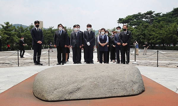 이준석 국민의힘 대표와 지도부가 25일 오후 경남 김해 봉하마을을 방문하고 노무현 前 대통령 묘역을 참배하고 있다. ⓒ국민의힘