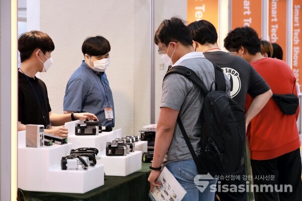 관람객들이 전시품을 살펴보고 있다. [사진 / 오훈 기자]