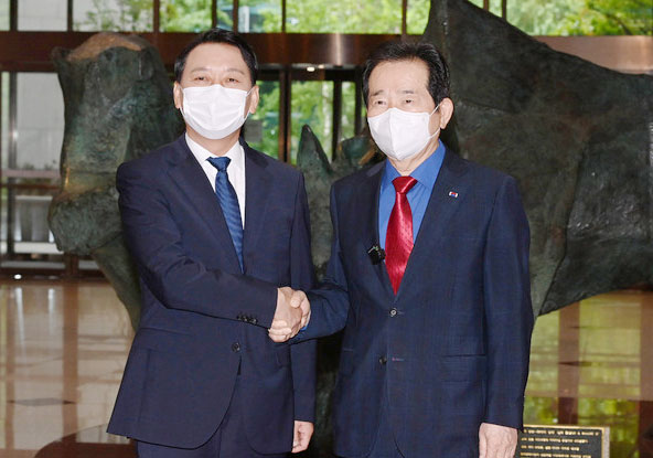 여권 대선 후보인 정세균 전 국무총리와 이광재 더불어민주당 의원이 28일 오전 서울 여의도 한국거래소에서 단일화 추진 발표를 하기 전 악수를 하고 있다 / ⓒ뉴시스DB