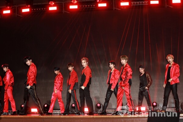 오메가엑스가 신곡무대를 선보이고 있다. [사진 /오훈 기자]