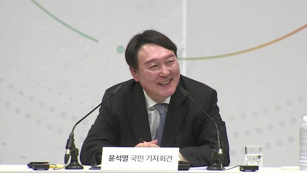윤석열 전 검찰총장이 지난 29일 윤봉길 기념관에서 열린 정치 참여 선언 기자회견장에서 자신이 웃고 있는 밝은 모습의 사진을 페이스북에 공유했다. 사진 / ⓒ윤석열 전 총장 페이스북