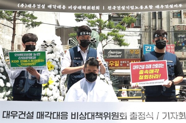 심상철 전국건설기업노조 대우건설지부 위원장이 삭발식을 하고 있다. [사진 / 오훈 기자]