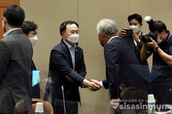 문승욱 산업통상자원부 장관이 정현식 한국프랜차이즈산업협회장과 인사를 나누고 있다. [사진 / 오훈 기자]
