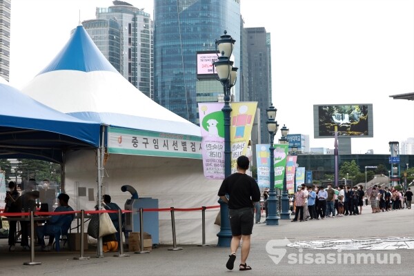 코로나19 검사를 받기 위해 시민들이 줄을 서 대기하고 있다. [사진 / 오훈 기자]