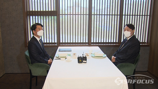 윤석열 전 검찰총장과 안철수 국민의당 대표가 7일 서울 종로구 한 식당에서 오찬 회동을 하고 있다. 사진 / 시사포커스