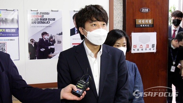 국민의힘 이준석 대표가 8일 서울 여의도 국회에서 국민의힘 최고위원회의를 마치고 취재진들과 질의응답하고 있다. 사진 / 권민구 기자