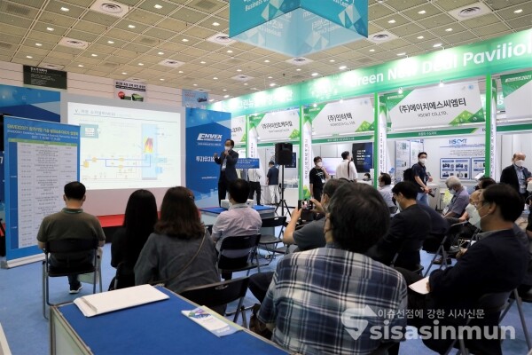 참관객들이 참가기업 부스를 방문하고 있다. [사진 / 오훈 기자]