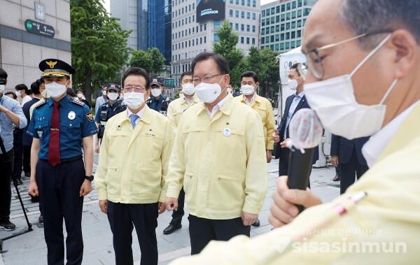 김부겸 국무총리가 방역상황을 점검하고 있다.
