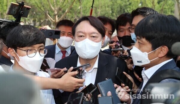 윤석열 전 검찰총장이 9일 오후 서울 중구 남산예장공원 및 이회영 기념관 개장식에 참석해 취재진의 질문에 답하고 있다. [사진 / 오훈 기자]