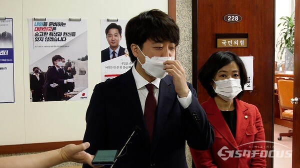 국민의힘 이준석 대표가 취재진들의 질의응답에 답하고 있는 모습. 사진 / 이강산 기자