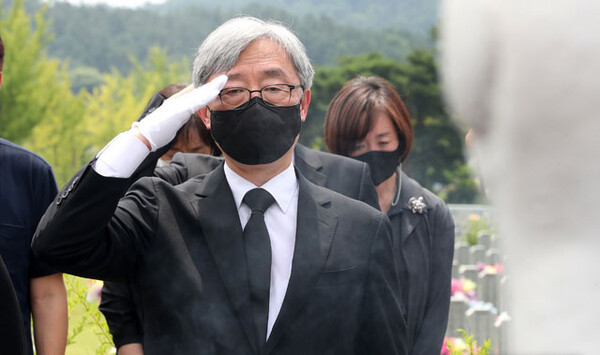 최재형 전 감사원장이 12일 오전 대전 유성구 국립대전현충원에서 부친 최영섭 예비역 해군 대령의 삼우제를 마친 뒤 천안함 전사자 묘역에서 참배하고 있다 / ⓒ뉴시스