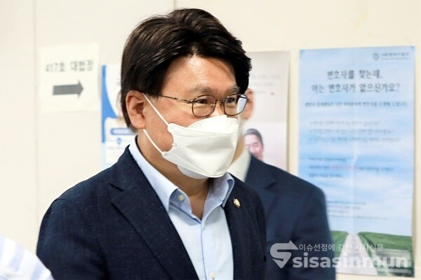 황운하 의원이 공판에 출석하고 있다. [사진 / 오훈 기자]