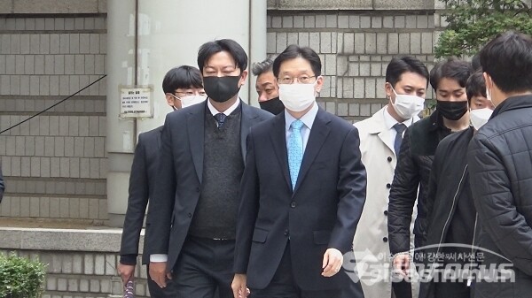 '드루킹 댓글조작 공모' 김경수 경남도지사가 6일 서울고법에서 항소심 선고 판결에 출석하고 있다. 사진 / 오훈 기자