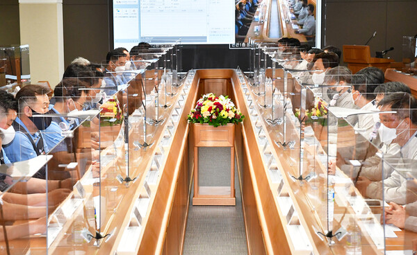 현대자동차 노사가 울산공장 본관 동행룸에서 2021년도 임금 및 단체협약 교섭 상견례를 하고 있다. ⓒ 현대자동차