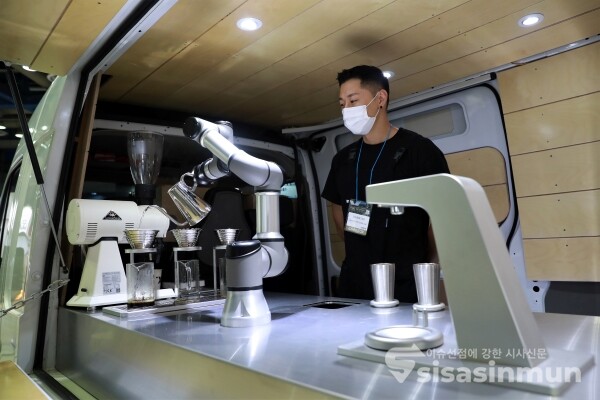 로봇 바리스타사 커피를 제조하고 있다. [사진 / 오훈 기자]