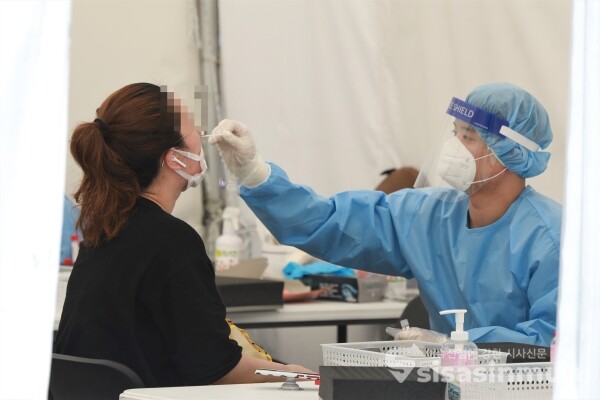 의료진이 검체를 채취하고 있다. [사진 / 오훈 기자]