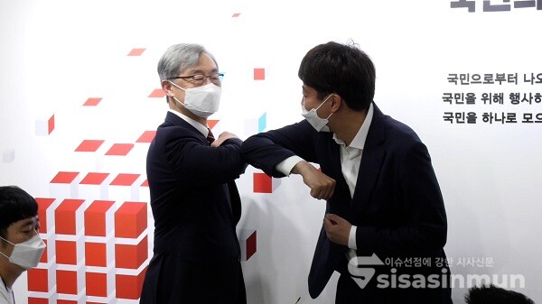 이준석 국민의힘 대표와 최재형 전 감사원장이 15일 서울 여의도 국민의힘 중앙당사에서 만나 인사하고 있다. 사진 / 권민구 기자