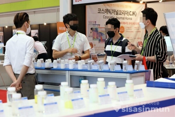 참관객들이 참가기업 부스를 방문하고 있다. [사진 / 오훈 기자]