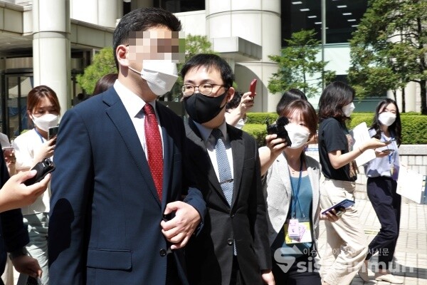 이동재 전 채널A 기자가 재판을 마치고 나서고 있다. [사진 / 오훈 기자]