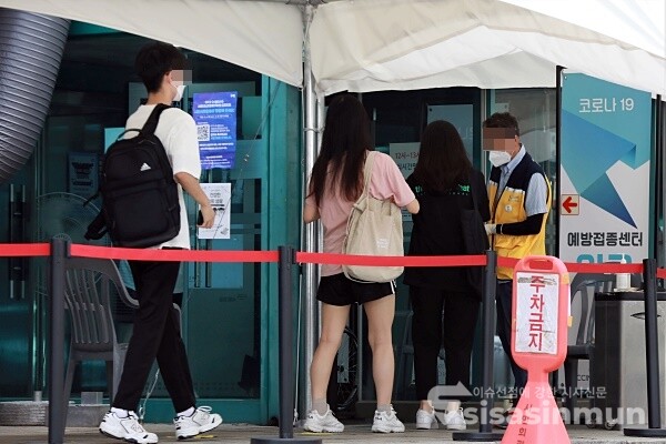 백신을 접종하기 위해 학생들이 들어가고 있다. [사진 / 오훈 기자]