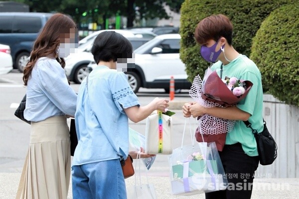 가수 재하가 팬들에게 선물을 받고 있다. [사진 / 오훈 기자]