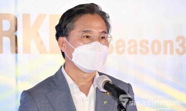 백화점에서 대량으로 코로나19 확진자 발생 직전 열린 코리아패션 마켓 시즌 3 개막행사에서 박진규 산자부 차관이 지난 25일 축사를 하고 있다. 이 행사는 지속된 경기침체와 코로나19로 어려움을 겪고 있는 패션업계의 위기를 극복하기 위해 대규모 할인 등을 진행했다. (사진 / 오훈 기자)