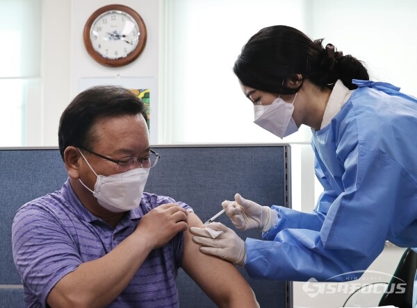 김부겸 신임 국무총리가 6월 14일 서울 종로구 종로구보건소에서 신종 코로나바이러스 감염증(코로나19) 아스트라제제카(AZ)백신을 접종받고 있다 / ⓒ시사포커스DB