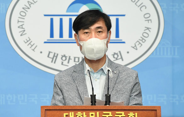 하태경 국민의힘 의원이 20일 서울 여의도 국회 소통관에서 청해부대 코로나19 집단감염 사태 규명을 위한 국정조사 요구 기자회견을 하고 있다 / ⓒ공동취재사진
