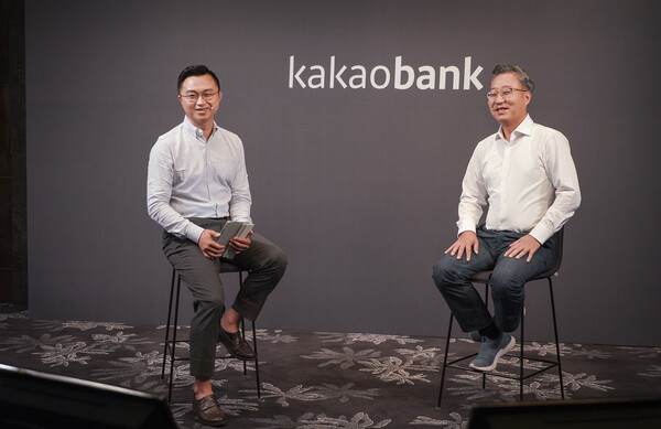 카카오뱅크 윤호영 대표이사(오른쪽)가 20일 오전 서울 여의도 콘래드 호텔에서 열린 IPO 프레스톡에서 질의응답을 하고 있다. ⓒ카카오뱅크