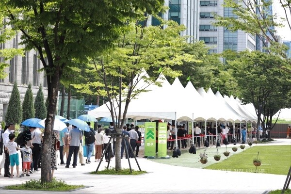 코로나19 검사를 받기 위해 시민들이 줄을 서 대기하고 있다. [사진 / 오훈 기자]