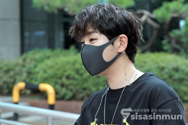 가수 딘딘이 포즈를 취하고 있다. [사진 / 오훈 기자]