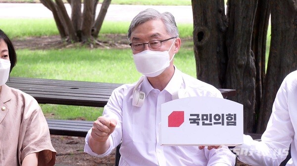 국민의힘에 입당한 최재형 전 감사원장이 20일 국회 의원회관 앞에서 국민의힘 대변인단과 감담회를 하고 있다. 사진 / 권민구 기자