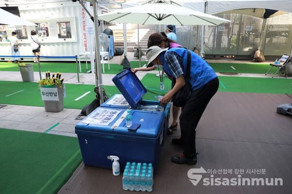 시민들을 위해 생수와 우산을 제공하고 있다. [사진 / 오훈 기자]