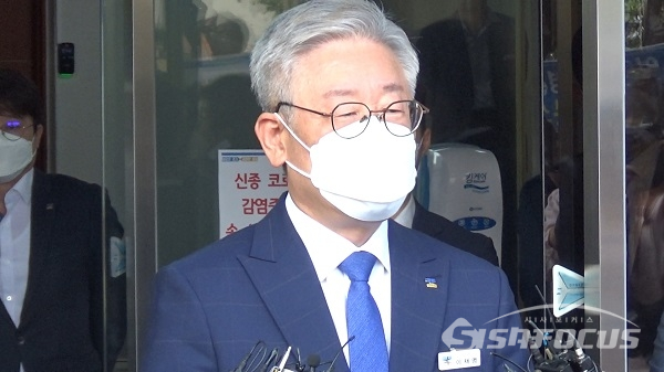 이재명 경기지사가 다음 정부 임기 안에 청년에게는 연 200만원, 그 외 전국민에게는 연 100만원을 지급하겠다는 기본소득 공약을 발표했다 / ⓒ시사포커스DB