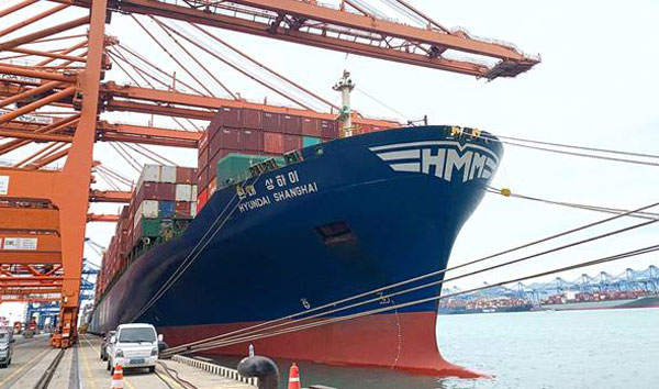 부산항에서 출항하는 6800TEU급 컨테이너선 ‘HMM 상하이호’ / ⓒHMM