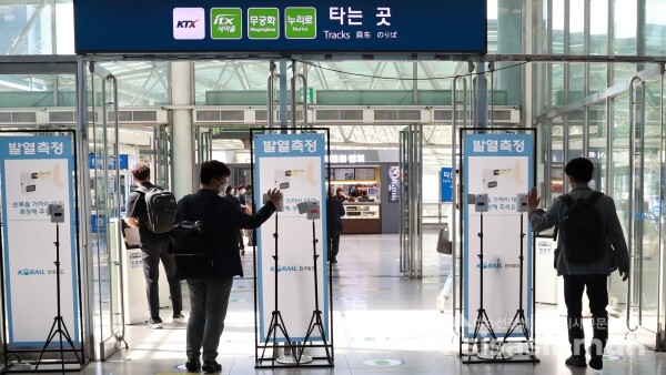 승객들이 입구에 설치된 발열측정기로 발열확인을 하고 있다. [사진 / 오훈 기자]