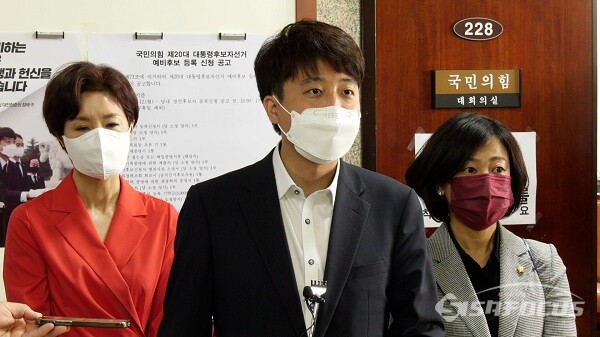 국민의힘 이준석 대표가  지난 19일 서울 여의도 국회에서 열린 최고위원회의를 마치고 기자들과 만나 질의응답하고 있다. 사진 / 권민구 기자